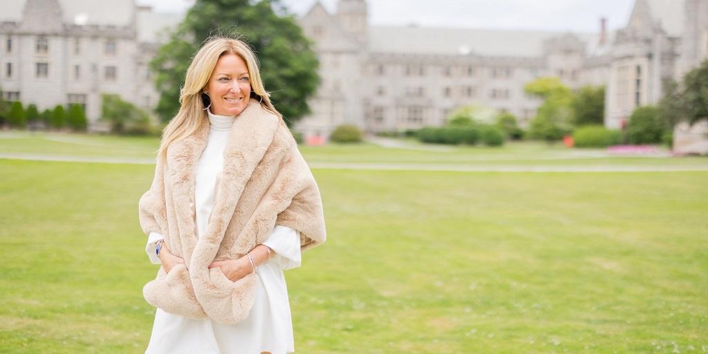 How do you wear a guide shawl