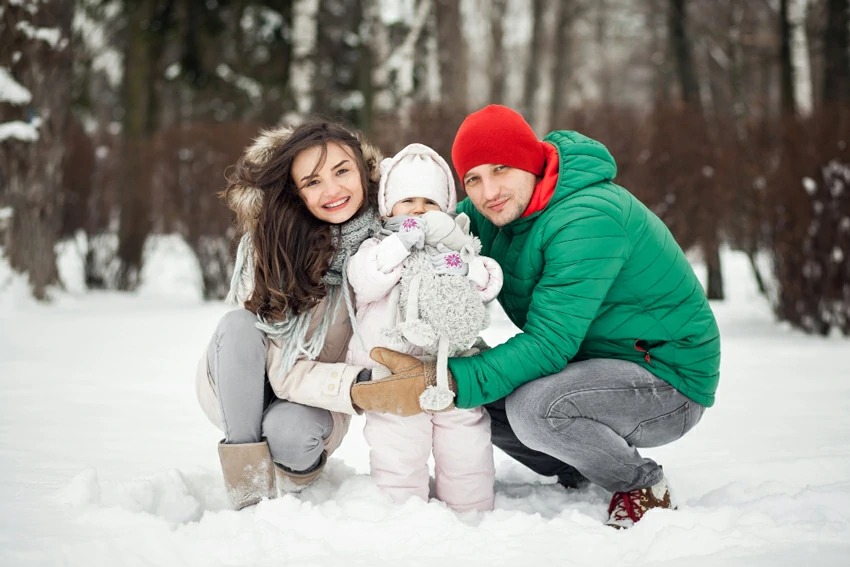 What colors look best in winter family photos