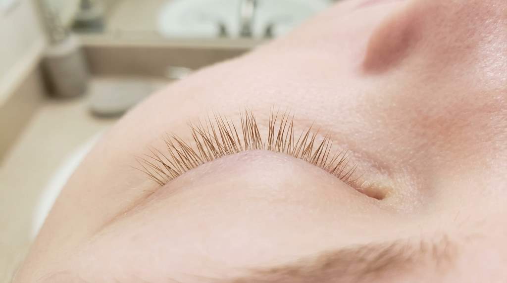 Maybelline Sky High flexible brush applying mascara